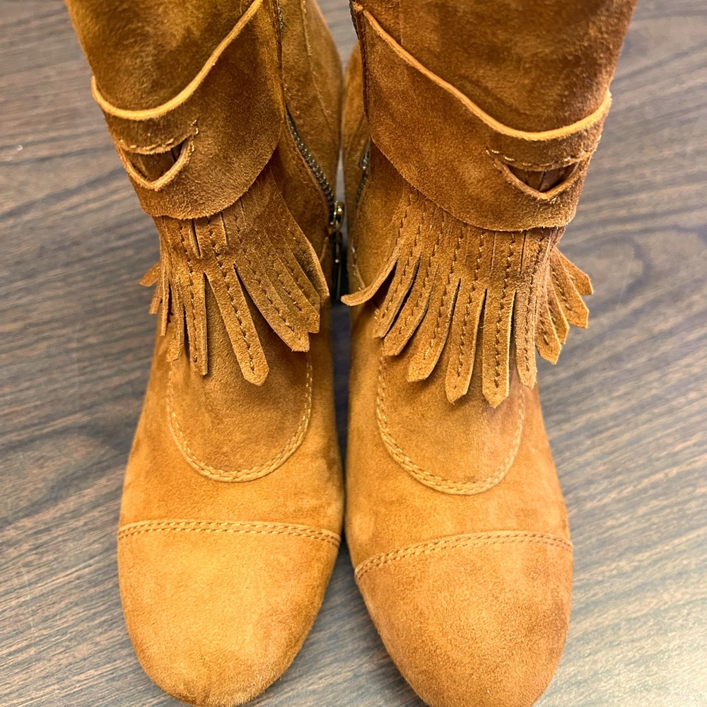 NWOB BCBG Suede boots size 9 1/2